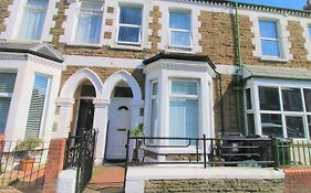 Three Bedroom Townhouse - Free Local Parking - By Property Promise